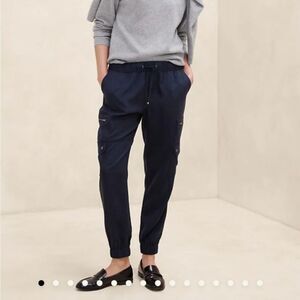 Banana Republic  Tencel Cargo Jogger pants in navy style 536089 size small NWOT